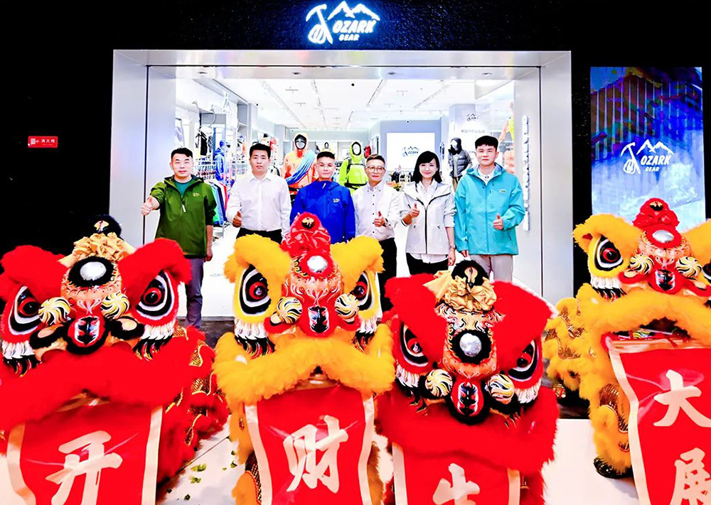 璀璨启幕 | 国庆盛典，华体会官方版网站登录入口苏州中心店盛大开业，开启户外探险新篇章